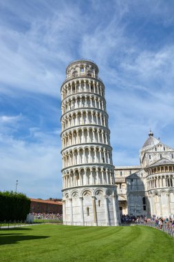 Pisa, İtalya - 14 Ağustos 2019: Güneşli bir günde birçok turistin bulunduğu eğimli Pisa Kulesi