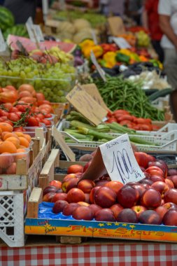 Sokak pazarında farklı meyve ve sebzeler var.