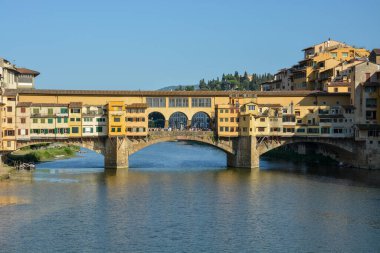 Floransa 'daki ünlü köprü Ponte Vecchio gün batımında Arno nehrinin üzerinde.