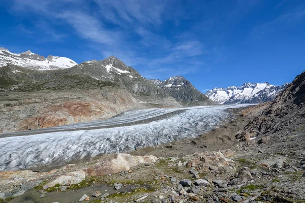 İsviçre Alplerinde Bettmeralp yakınlarındaki Aletsch buzulu güneşli bir günde ve mavi gökyüzünde