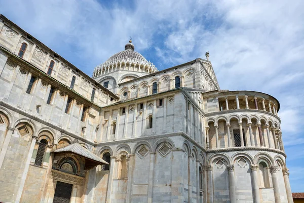 Güneşli Bir Günde Pisa Kulesinin Yakınındaki Pisa Katedrali — Stok fotoğraf