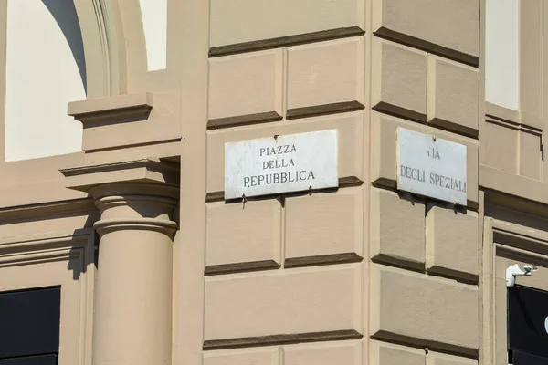 Írja Alá Tér Piazza Della Republica Firenzében Egy Napsütéses Napon — Stock Fotó
