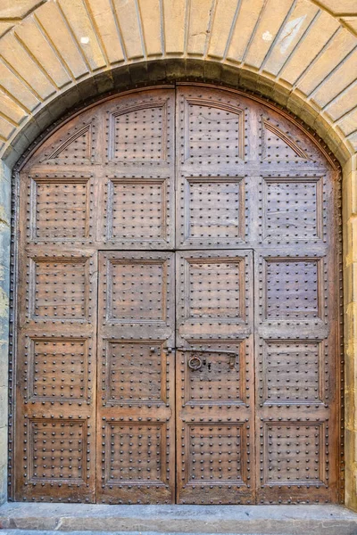 Μια Παλιά Ξύλινη Πόρτα Που Φαίνεται Από Μπροστά — Φωτογραφία Αρχείου