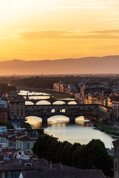 Famosa Ponte Ponte Vecchio Florença Sobre Rio Arno Durante Pôr — Fotografia de Stock