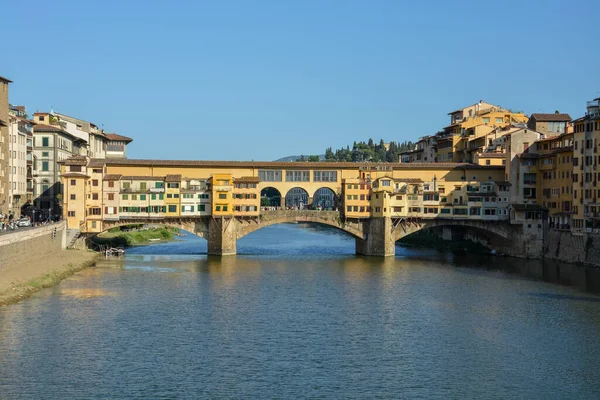 Famoso Puente Ponte Vecchio Florencia Sobre Río Arno Atardecer —  Fotos de Stock