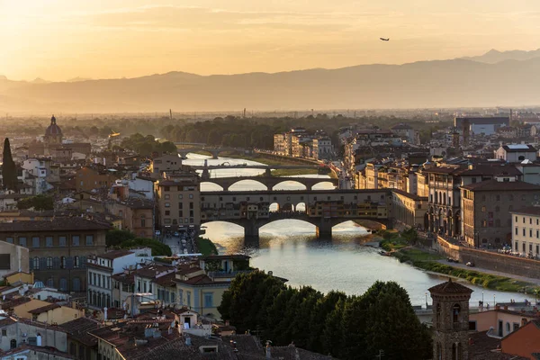 Famosa Ponte Ponte Vecchio Florença Sobre Rio Arno Durante Pôr — Fotografia de Stock