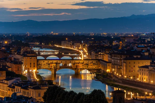 Διάσημη Γέφυρα Ponte Vecchio Στη Φλωρεντία Πάνω Από Τον Ποταμό — Φωτογραφία Αρχείου