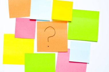 Birçok gönderi beyaz arkaplanda farklı semboller var.