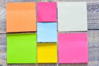 Birçok gönderi ahşap arka planda farklı semboller var.