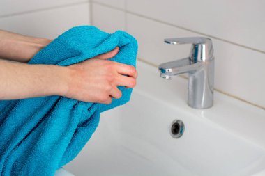 Ellerini yıkadıktan sonra havluyla kurula.