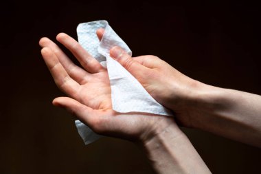 Elleri dezenfeksiyonla dezenfekte etmek. Islak mendiller.