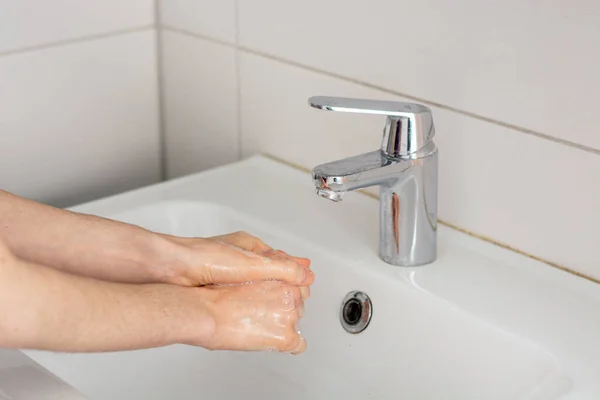 Ensaboar Mãos Antes Lavar Sob Água Torneira Fechar — Fotografia de Stock