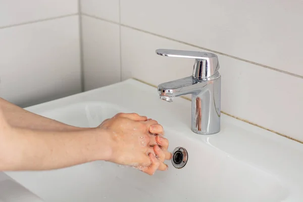 Mýdlo Ruce Před Mytím Pod Vodovodní Vodou Zblízka — Stock fotografie