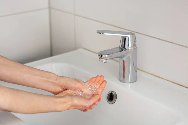 Jabonarse Las Manos Antes Lavarse Con Agua Del Grifo Cerca — Foto de Stock