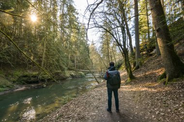 Güneşli bir günde bir vadide yürüyüş yapmak.