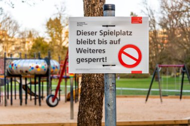 NUERNBERG, GERMANY - 27 Mart 2020: Corona Virüsü yüzünden kapalı bir oyun parkı hakkında Almanca imza atın