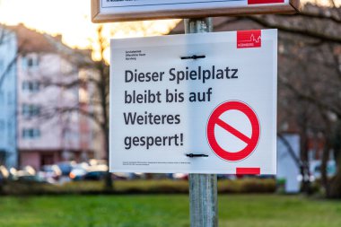 NUERNBERG, GERMANY - 27 Mart 2020: Corona Virüsü yüzünden kapalı bir oyun parkı hakkında Almanca imza atın