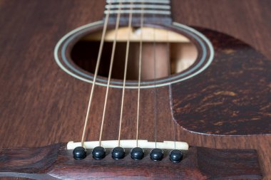 Yakın plan olarak kahverengi tahta gitarın telleri.