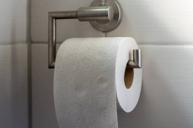 Banyoda tuvalet kağıdı sarkıyor.