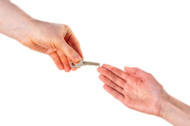 Beyaz arka planda izole edilmiş evin anahtarlarını teslim eden kişi