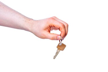 Beyaz bir arkaplanda izole edilmiş evin anahtarları kişinin elinde.