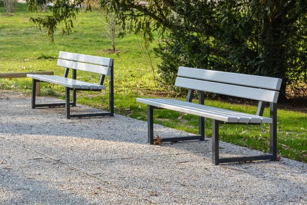 Dos Bancos Parque Con Clima Soleado Cerca — Foto de Stock