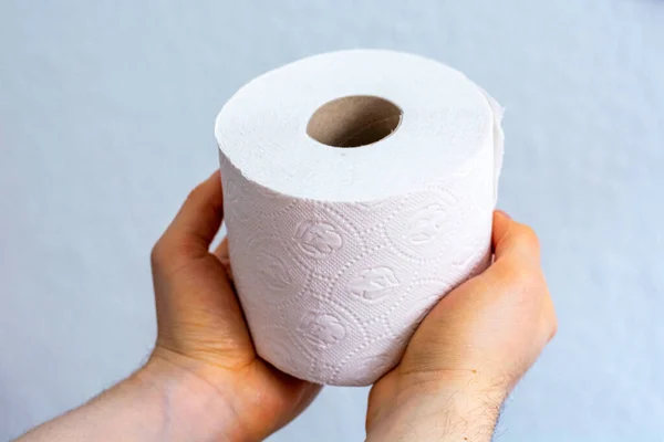 Hombre Sostiene Rollo Papel Higiénico Como Primer Plano — Foto de Stock