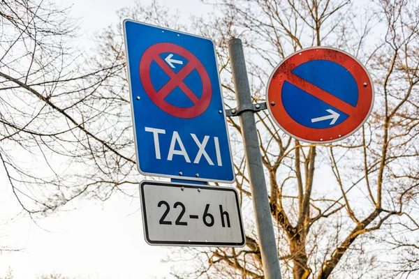 Μια Γερμανική Πινακίδα Όπου Δεν Επιτρέπεται Παρκάρετε Expt Για Ταξί Royalty Free Φωτογραφίες Αρχείου