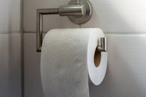 Plný Toaletní Papír Role Visí Koupelně Tak Zblízka Royalty Free Stock Obrázky