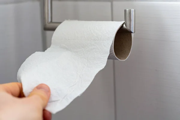 Muž Uchopí Toaletní Papír Téměř Prázdné Role Jako Zblízka Stock Obrázky