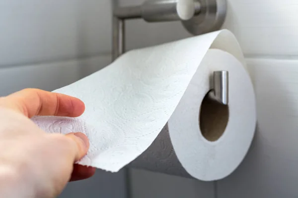 Muž Uchopí Toaletní Papír Jako Zblízka Stock Obrázky