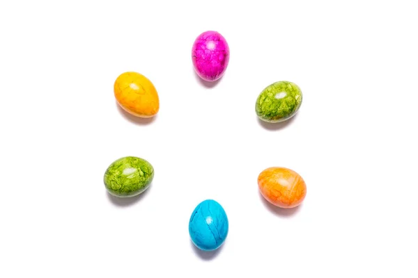 Varios Huevos Pascua Diferentes Colores Aislados Sobre Fondo Blanco —  Fotos de Stock