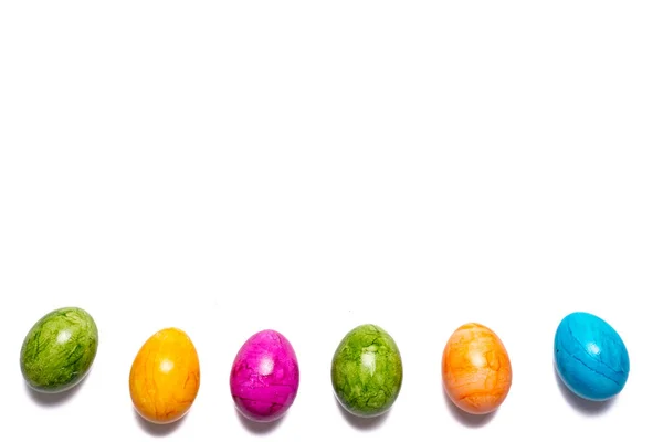 Frontera Huevos Pascua Diferentes Colores Aislados Sobre Fondo Blanco —  Fotos de Stock