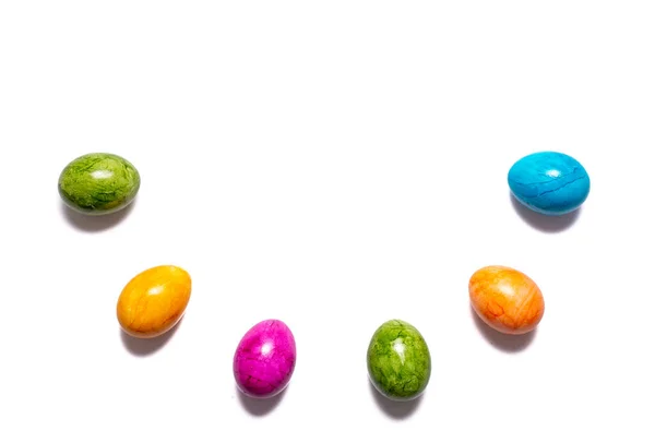 Frontera Huevos Pascua Diferentes Colores Como Medio Círculo Aislado Sobre —  Fotos de Stock