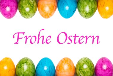 Farklı renklerde Paskalya yumurtalarının iki sınırında beyaz arka planda Almanca Mutlu Paskalyalar yazılı.
