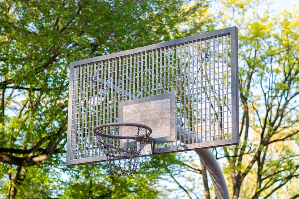 Ένα Στεφάνι Μπάσκετ Από Μέταλλο Ένα Πάρκο — Φωτογραφία Αρχείου