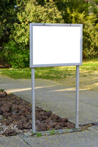 阳光明媚的日子 公园里一个标牌上的空白广告空间 — 图库照片