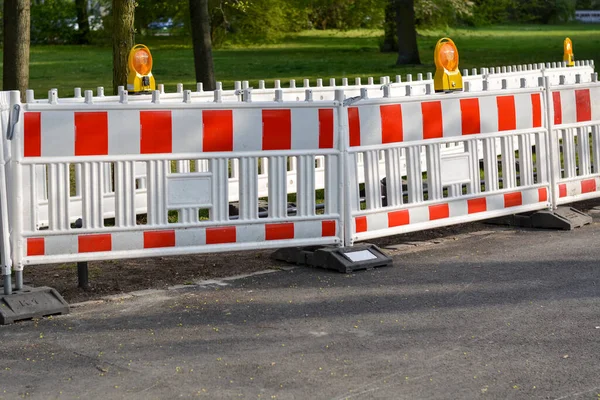 Parkta bariyerleri ve ışıkları olan bir sürü inşaat alanı var.