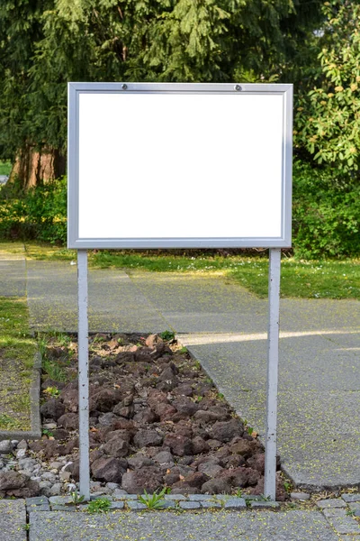 晴れた日に公園の看板に空白の広告スペース — ストック写真