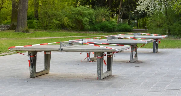 Tres Mesas Tenis Mesa Cerradas Con Cinta Barrera Parque Debido — Foto de Stock