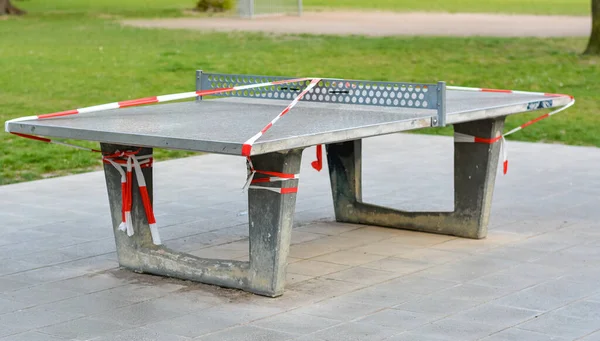 Mesa Ping Pong Cerrada Con Cinta Barrera Parque Debido Virus — Foto de Stock