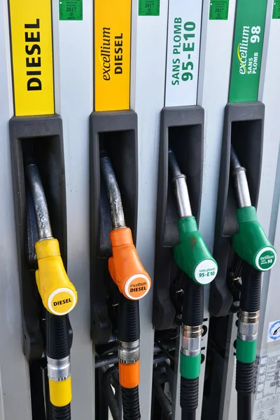 Verneuil sur Seine, France - march 22 2016 : filling station — Stock Photo, Image