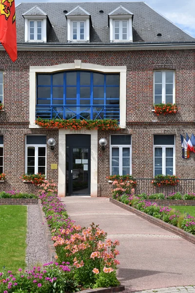 Fontaine le Bourg, Frankrike - juni 23 2016: stadshuset — Stockfoto