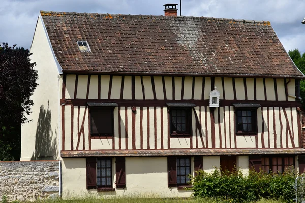 JUMIEGES, Frankrijk - 22 juni 2016: oud huis — Stockfoto