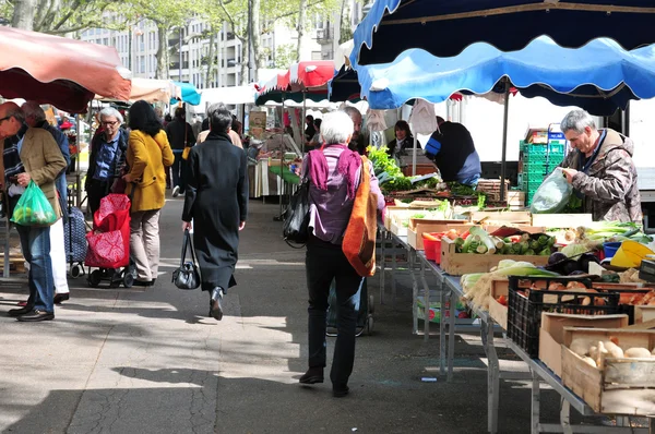 Lyon, Francia - 13 de abril de 2016: mercado —  Fotos de Stock