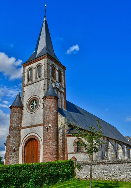 Betteville, Francia - 22 giugno 2016: Chiesa di Sant'Ouen — Foto Stock