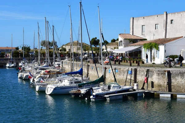 Saint Martin de Re, Francia - 25 de septiembre de 2016: pintoresco vil — Foto de Stock