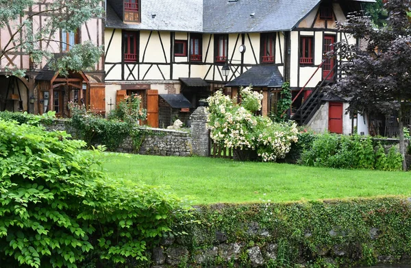 Ry, Francia - 23 giugno 2016: pittoresco villaggio in estate — Foto Stock