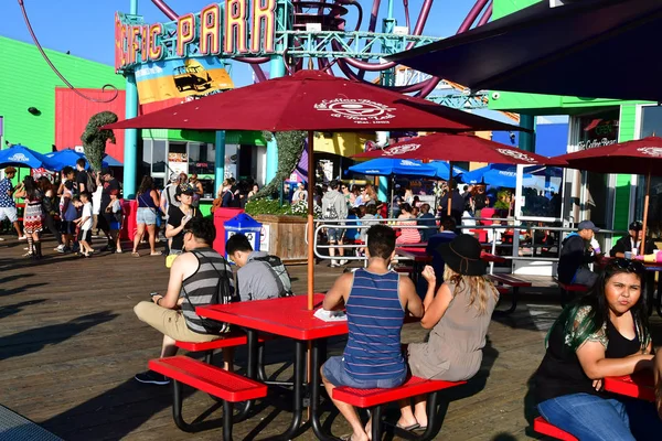 Santa Monica, California, Estados Unidos - 15 de julio de 2016: pintoresco muelle — Foto de Stock