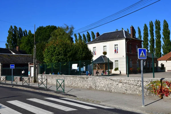 Boisemont，法国-2016 年 10 月 4 日︰ 学校和市政厅 — 图库照片